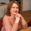 medium-shot-woman-with-delicious-food medium-shot-woman-with-delicious-food